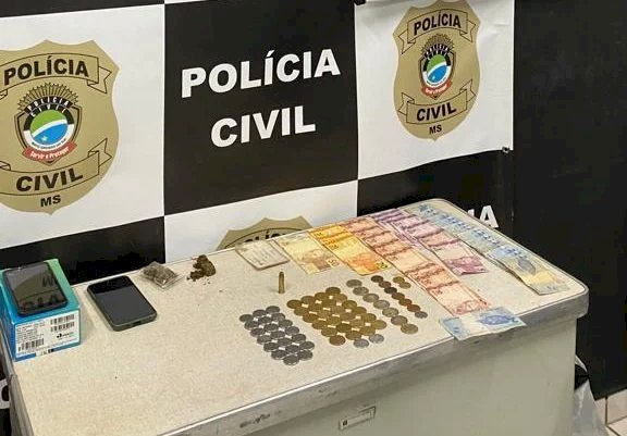 Polícias Civil e Militar prendem um rapaz por furto e outro por tráfico de drogas em Naviraí