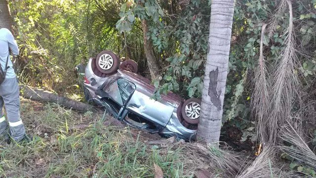 Passageiro morre após carro de mineradora capotar na BR-262; três ficam feridos.