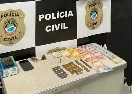 Polícias Civil e Militar prendem um rapaz por furto e outro por tráfico de drogas em Naviraí