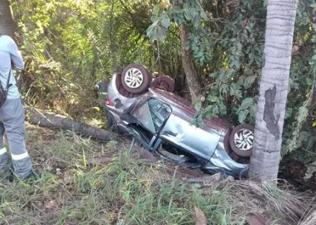 Passageiro morre após carro de mineradora capotar na BR-262; três ficam feridos.