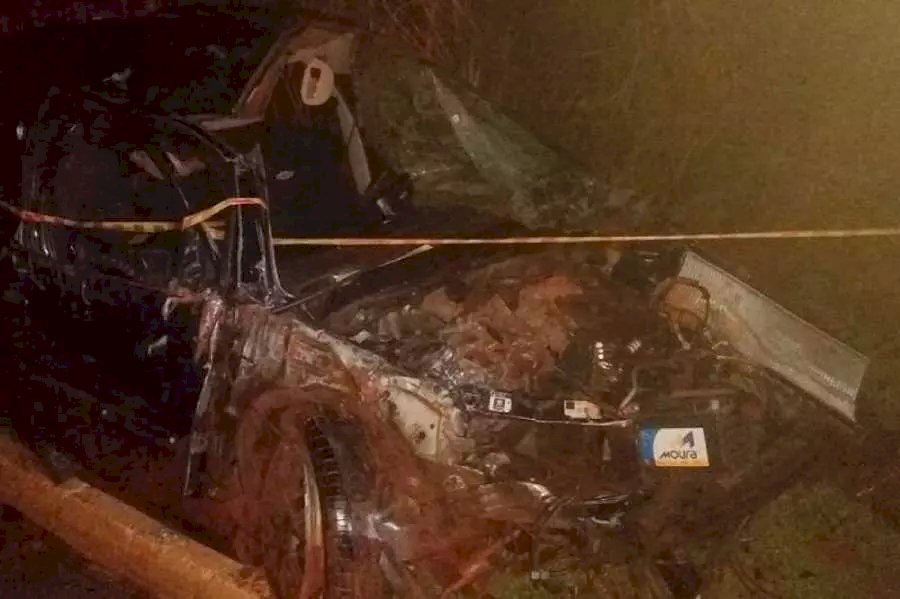 Motorista de carro que capotou após bater em barranco morre no hospital.