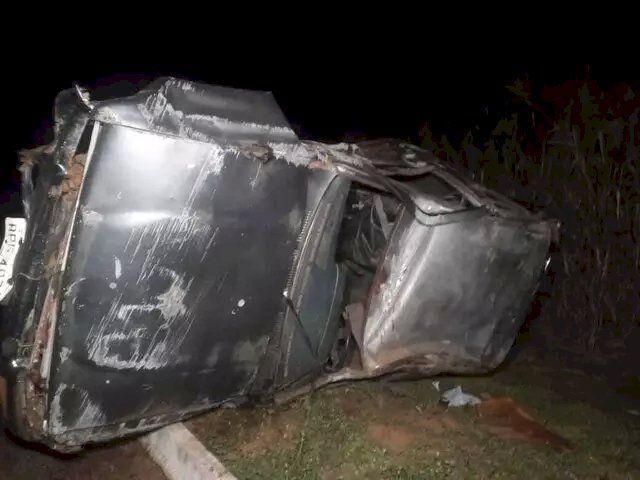 Camionete de Coxim colide em anta e capota na BR-359