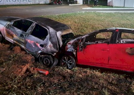 Após grave acidente populares resgatam vítima de carro em chamas mas ele morre no hospital.
