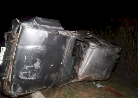 Camionete de Coxim colide em anta e capota na BR-359