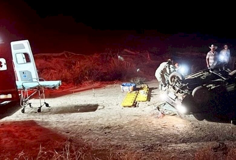 Veículo bate em capivara, capota e deixa casal ferido em MS