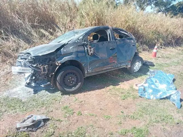 Pneu de carro estoura e jovem morre em acidente .