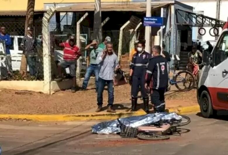 Mulher morre ao ter bicicleta elétrica atingida por caminhão boiadeiro