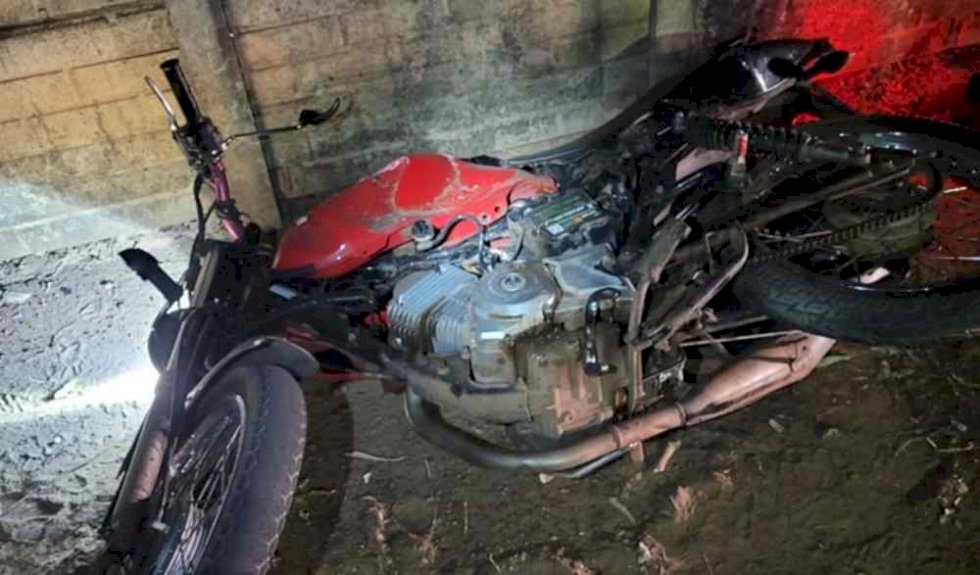 Motoentregador de 20 anos morre após colidir em outro veículo e atingir muro de residência