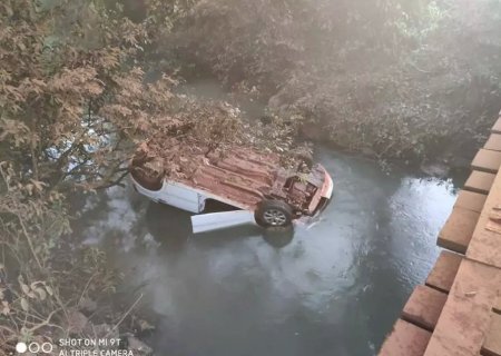 Carro cai dentro do córrego em MS e motorista se salva ao escapar pelo vidro traseiro
