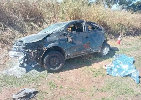 Pneu de carro estoura e jovem morre em acidente .