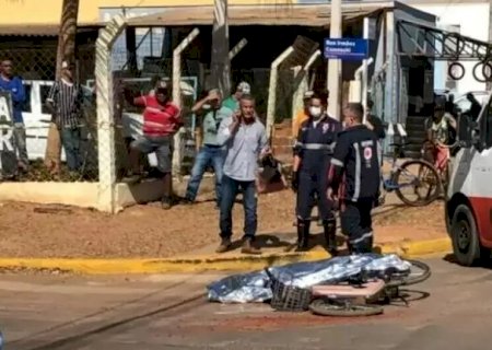 Mulher morre ao ter bicicleta elétrica atingida por caminhão boiadeiro