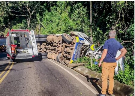 Morador no MS morre em acidente entre carreta e carros em Santa Catarina.