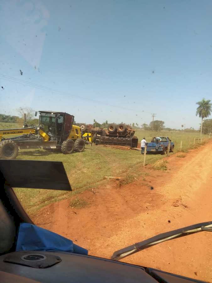Motorista perde controle de direção e caminhão de areia tomba em Taquarussu