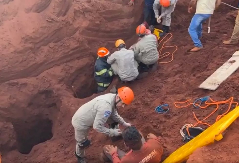Trabalhadores ficam soterrados durante obra, depois de barranco desabar .