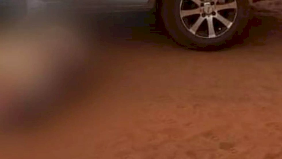 Mulher é encontrada morta na rua com queimaduras e várias marcas de tiros