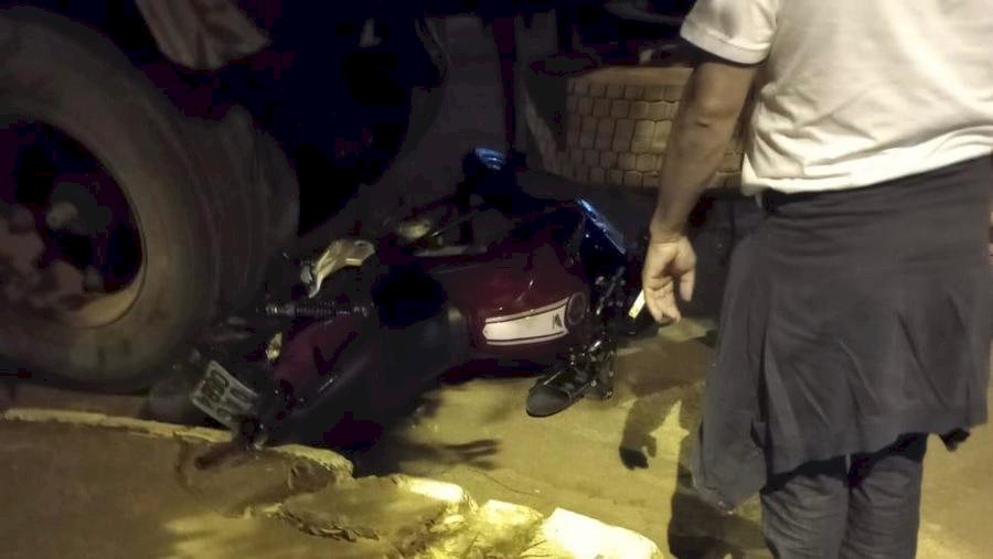 Batayporã: Motociclista sai ileso de acidente e vê veículo parar embaixo de caminhão