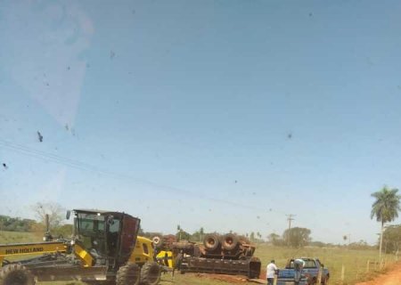 Motorista perde controle de direção e caminhão de areia tomba em Taquarussu
