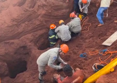 Trabalhadores ficam soterrados durante obra, depois de barranco desabar .