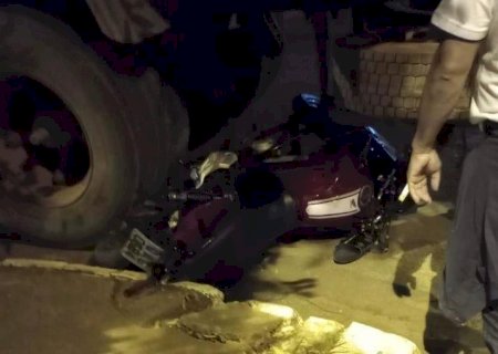 Batayporã: Motociclista sai ileso de acidente e vê veículo parar embaixo de caminhão