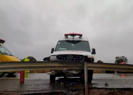 Pista molhada e vento forte provocam acidente com ambulância em rodovia.