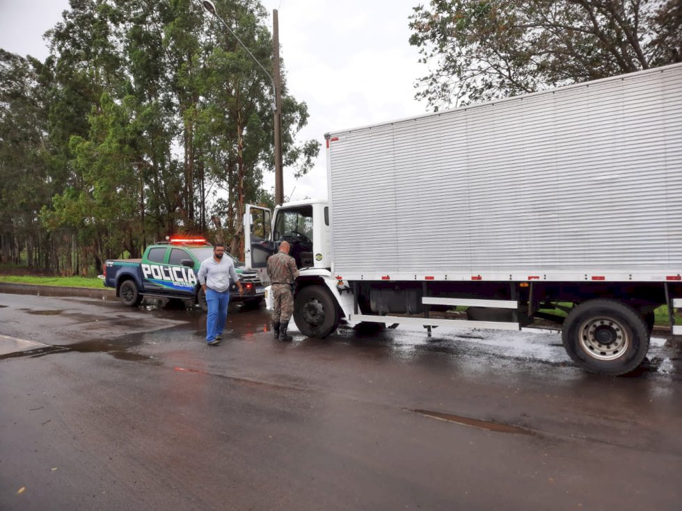 PMA recupera caminhão baú de mudança roubado que seguia para o Paraguai.