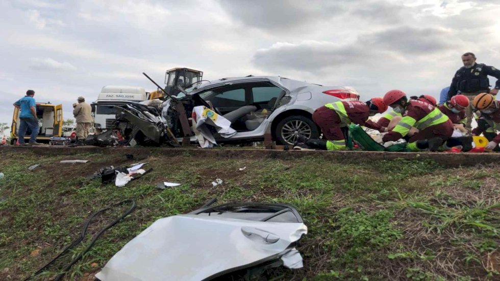 Motorista fica preso nas ferragens após acidente com carreta que levava trator na BR-163