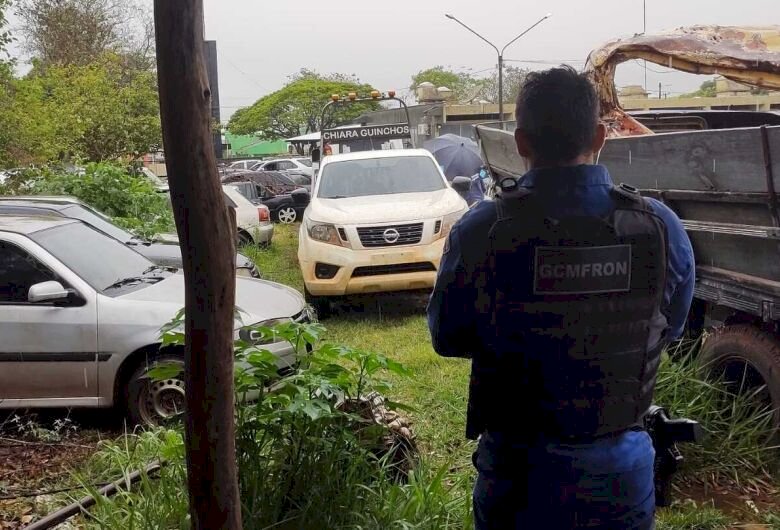 Camionete furtada é recuperada em região de fronteira de MS