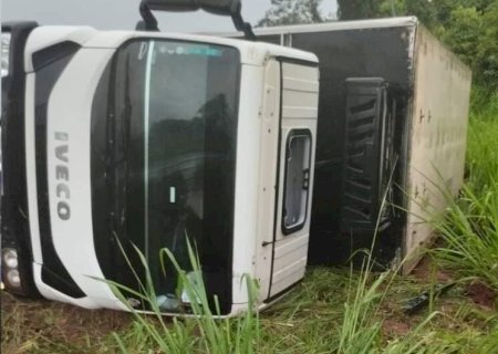 Caminhão tomba ao tentar desviar de veículo que fazia ultrapassagem