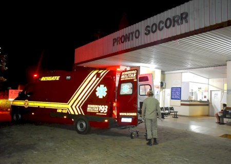 Jovem é socorrida após ser atingida por tiro nas costas.
