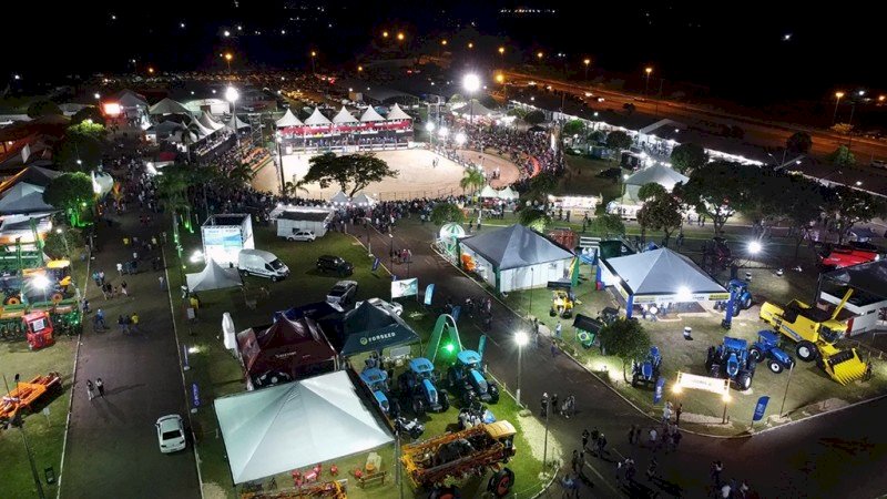 Tempestade com granizo atinge feira agropecuária e cancela shows em Naviraí.