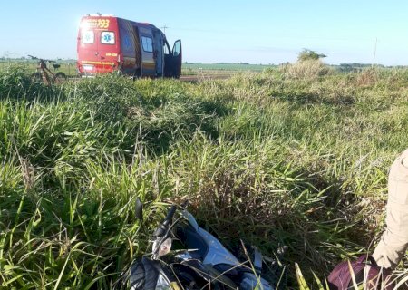 Taquarussu - Motociclista fica ferida  ao perder o controle da moto após pneu dianteiro estourar.