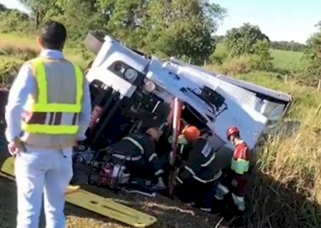 Carreta tomba e motorista fica preso às ferragens na BR-163 de Nova Alvorada do Sul