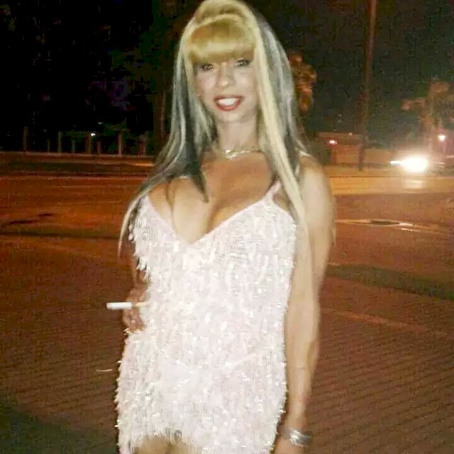 Transexual tem rosto desfigurado com facadas e morre em casa.