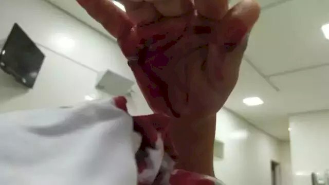 Homem esfaqueia esposa no pescoço, fere filho de 9 anos e foge .