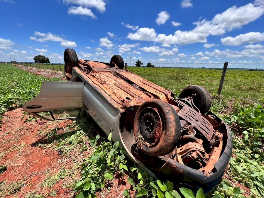 Condutor embriagado perde controle de direção e capota carro na MS-473, na região de Taquarussu