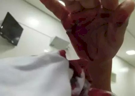 Homem esfaqueia esposa no pescoço, fere filho de 9 anos e foge .