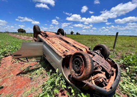 Condutor embriagado perde controle de direção e capota carro na MS-473, na região de Taquarussu