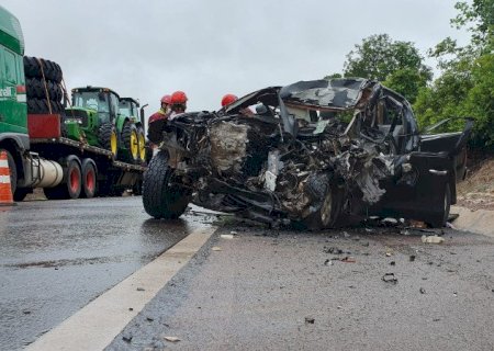 Dois morrem em colisão frontal com carreta na BR-163.