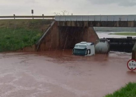 Carreta fica submersa em viaduto na BR 163 em Rio Brilhante.