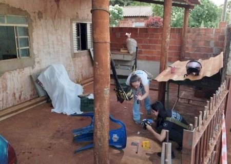 Homem morto, foi atingido por golpes de faca e tinha 50 anos
