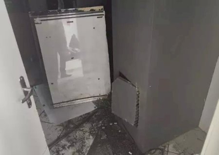 Três são presos tentando arrombar cofre de agência bancária.