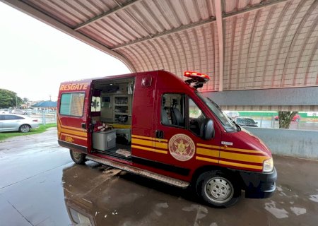 Jovem é salvo pelos bombeiros após sofrer descarga elétrica de raio.