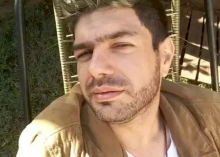 Professor é achado morto com marcas de tiros dentro de casa.