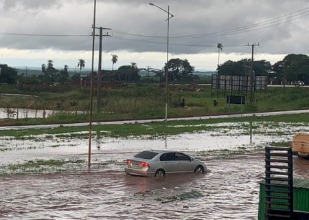 Em Nova Alvorada do Sul,Chuva alaga rodovia e motoristas são obrigados a desvia por dentro de cidade