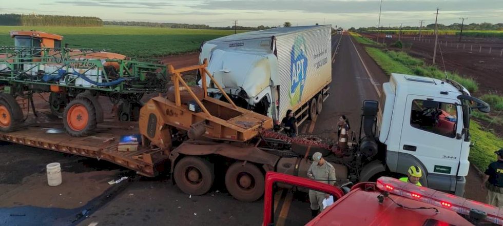 Acidente na BR-163  entre caminhão e carreta deixa uma vitima fatal.