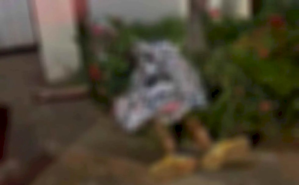 Homem é morto com vários tiros em calçada e suspeito foge em carro branco.