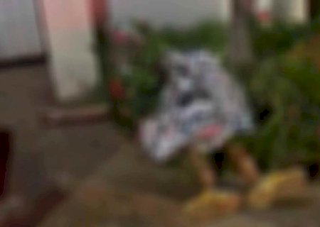 Homem é morto com vários tiros em calçada e suspeito foge em carro branco.