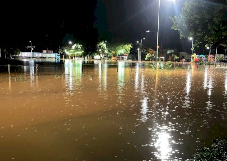 Batayporã é castigada pela forte chuva e lagoa transborda.