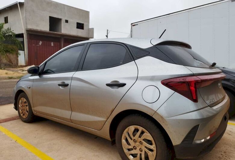 Homem é detido ao ser abordado e descobrir que veículo que comprou e fez seguro é furtado.