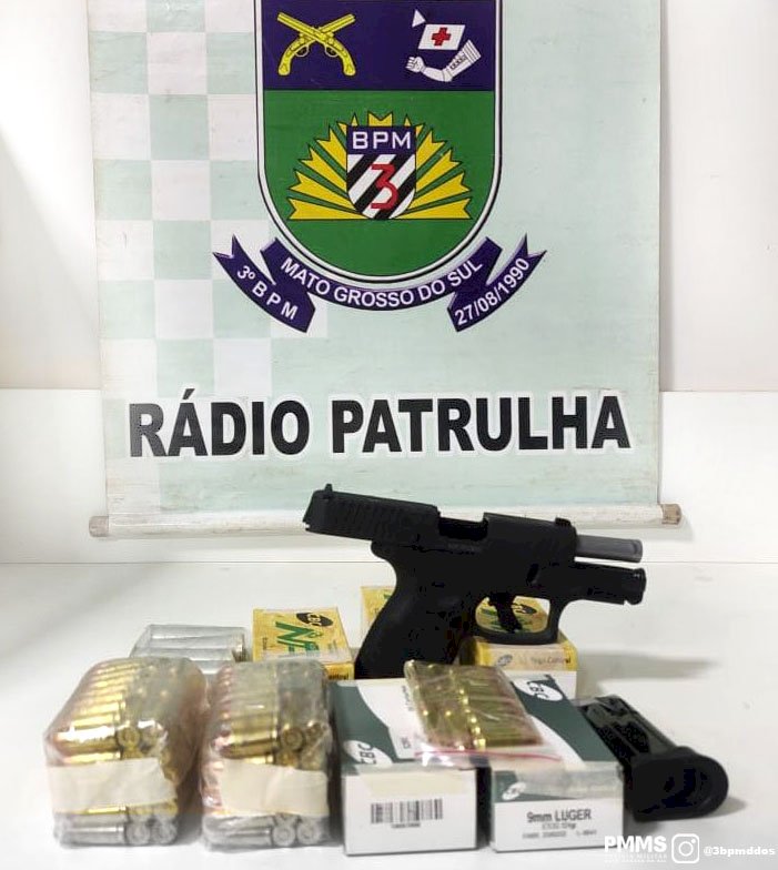 Homem com registro de CAC é preso pela Polícia Militar por violência doméstica e tem sua arma de fogo e munições apreendidas.